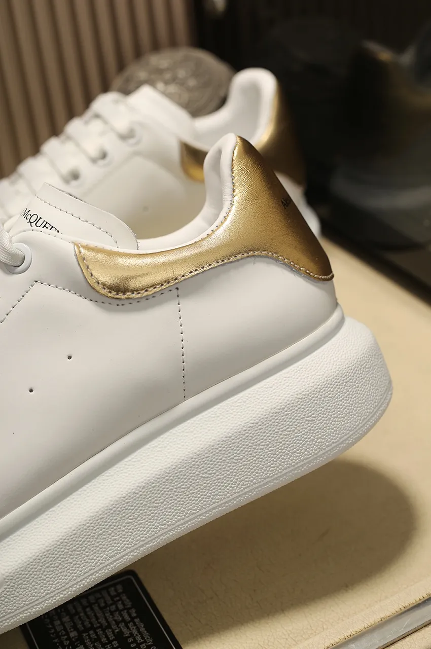 👟👟Ex-factory price 480👟👟 Men's size +10 High-quality upgraded version🔥Real shot of Alexander McQUEEN (McQueen)🎉The highest quality silk cowhide version on the market🎊, imported water-dyed sheepskin inside, counter 1:1 replica, star style T stage catwalk, a must-have for fashionistas , the original high-temperature and ultra-clear air compressor logo on the foot, absolutely counter-matched version, the arc of the back bag is truly genuine 0⃣️ difference, using an exclusive privately molded double-layer vacuum outsole, which is light on the foot and has excellent rebound! Running🏃✈️The first choice item for outdoor sports💅💅Trend and fashion coexist📣 Women’s style: 35-39, Men’s style: 39-44